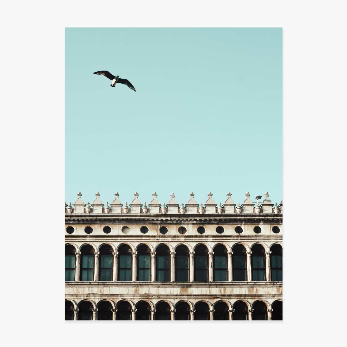 Poster con uccello e edificio