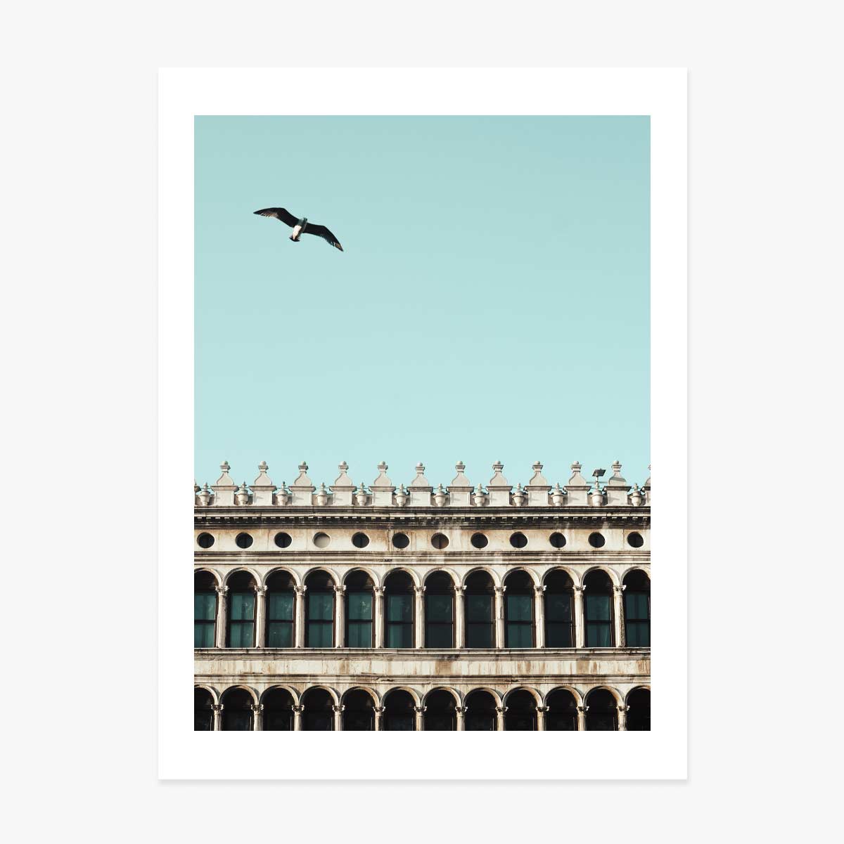 Poster con uccello e edificio