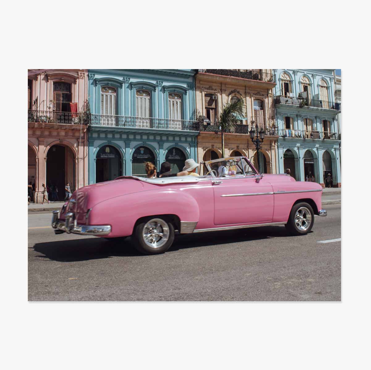 Poster: Auto vintage rosa per strada