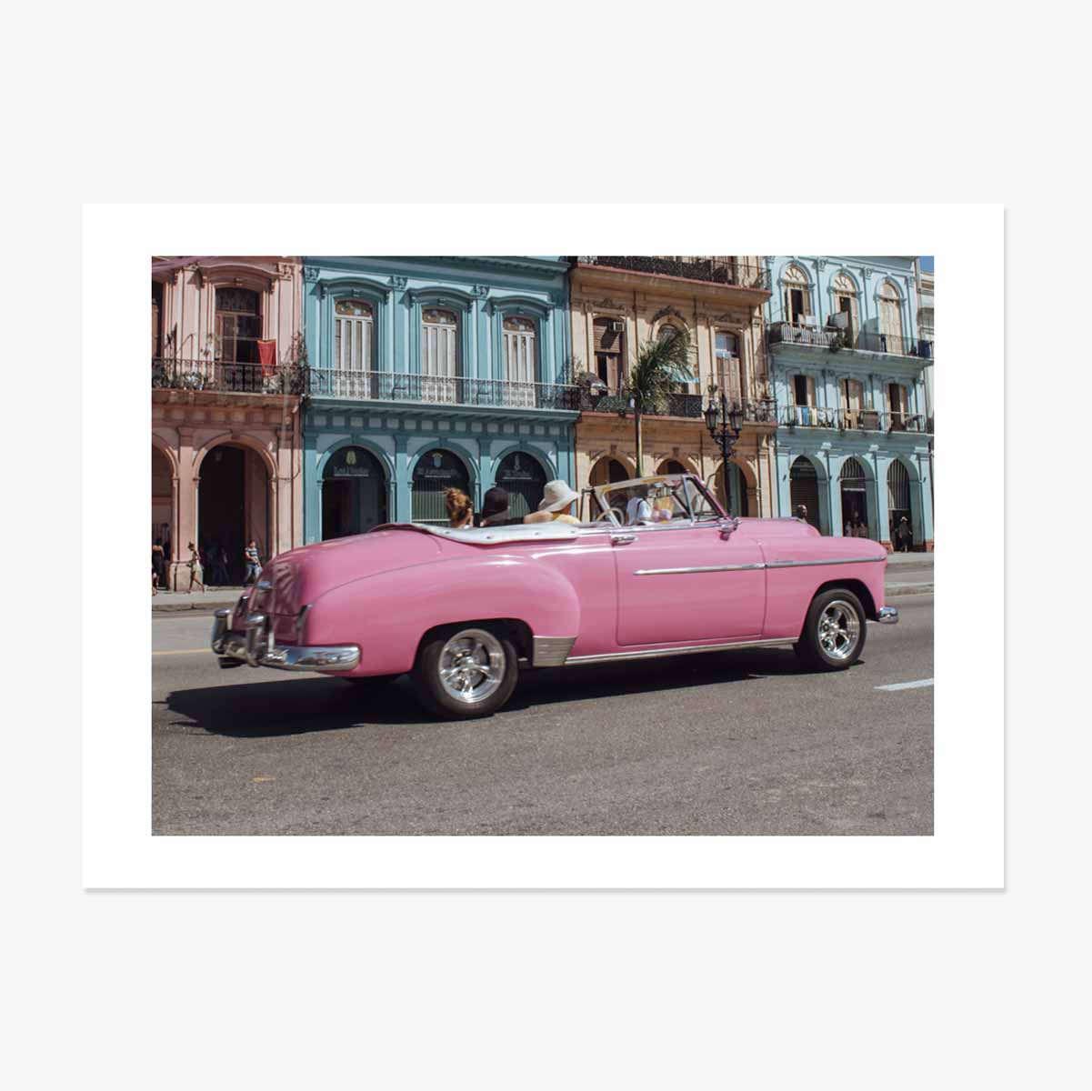 Poster: Auto vintage rosa per strada